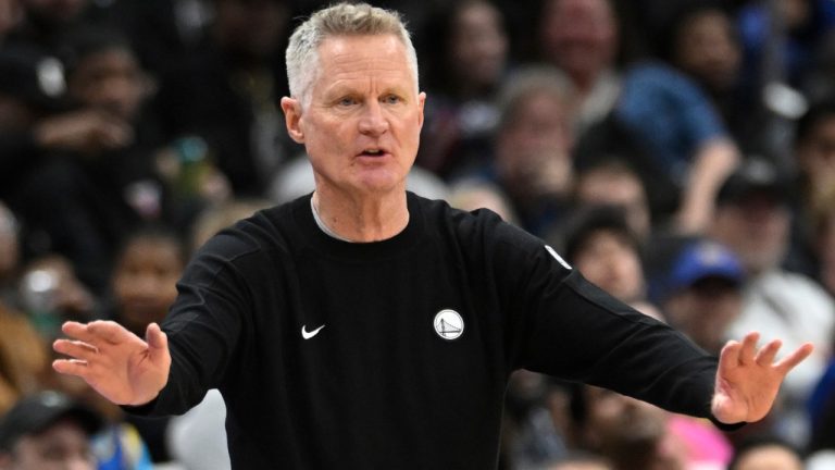 Golden State Warriors head coach Steve Kerr set up a play during the second half of an NBA basketball game against the Washington Wizards, Monday, March 16, 2026, in Washington. (AP Photo/John McDonnell)