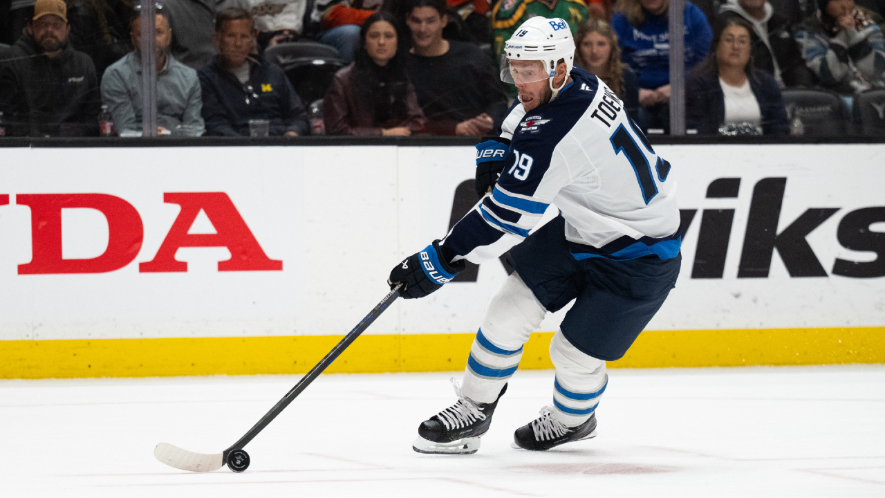 Toews scores lone goal for Jets in loss to Bruins