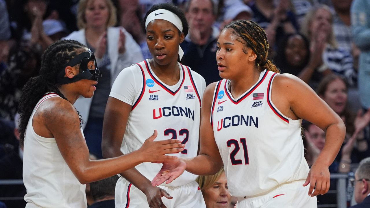 Sarah Strong has double-double, defending champ UConn cruises past UNC to Elite Eight