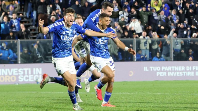 Como's Diego Carlos celebrates after scoring his side's second goal during the Serie A soccer match between Como and Roma in Como, Italy, Sunday, March 15, 2026 (Photo by Antonio Saia/LaPresse via AP)