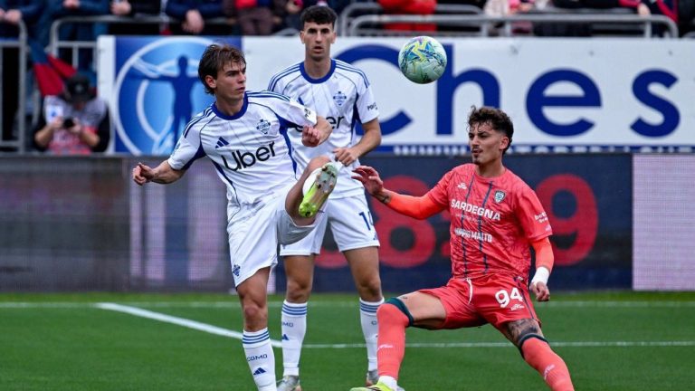 Como's Nico Paz, left, and Cagliari's Sebastiano Esposito in action during the Italian Serie A match between Cagliari Calcio and Como in Cagliari, Italy, Saturday March 7, 2026. (Gianluca Zuddas/LaPresse via AP)