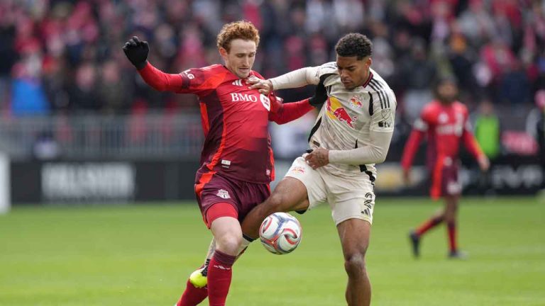 Toronto FC's Josh Sargent (9) battles for the ball with New York Red Bulls'' Justin Che (2) during second half MLS action. (Chris Young/THE CANADIAN PRESS)