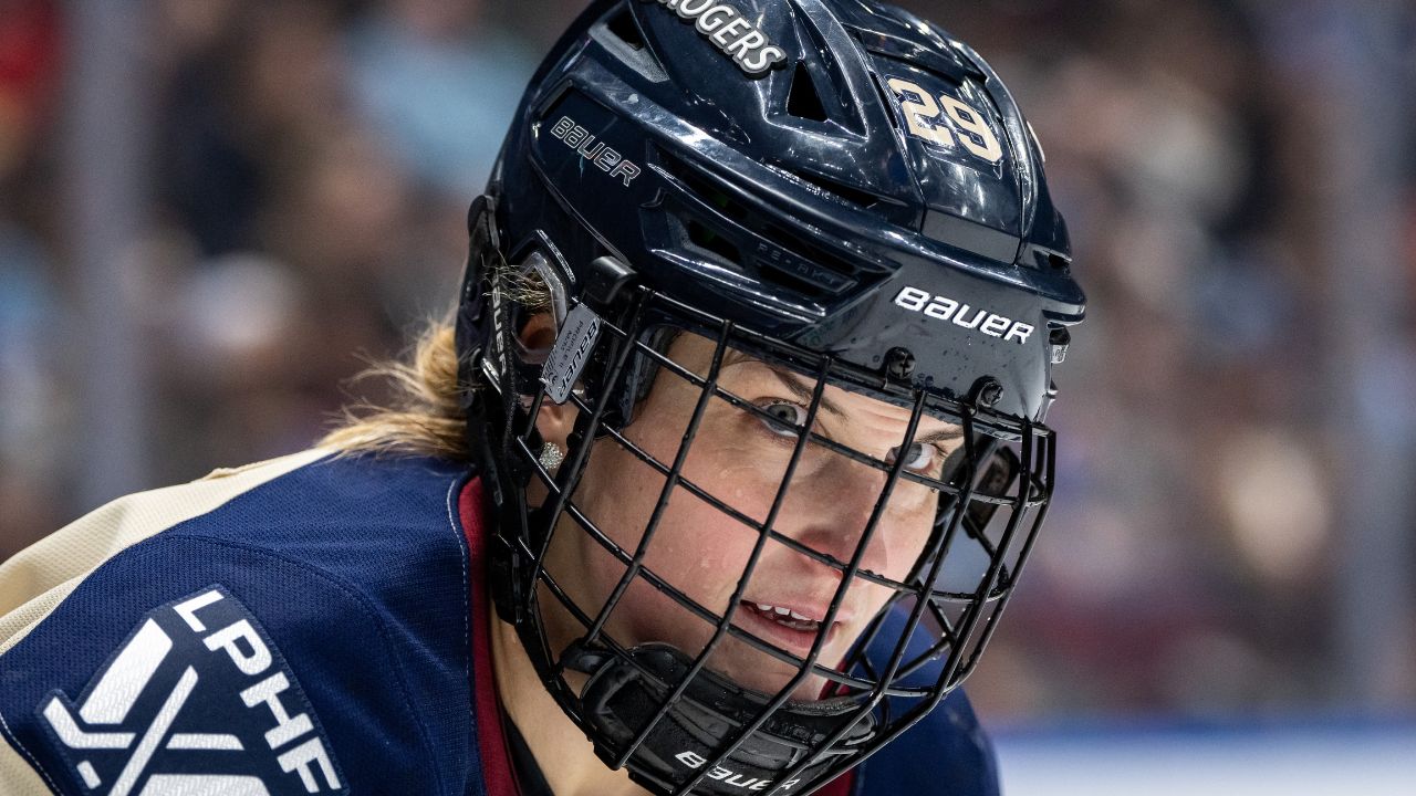 Victoire’s Marie-Philip Poulin leaves game against Fleet with injury