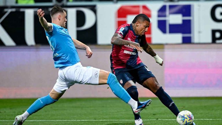 Cagliari's Michael Folorunsho, right, plays the ball during the Serie A soccer match between Cagliari and Napoli in Cagliari. (Gianluca Zuddas/AP)
