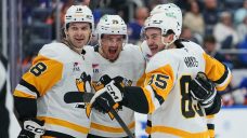 Sidney Crosby returns as Penguins rout Islanders