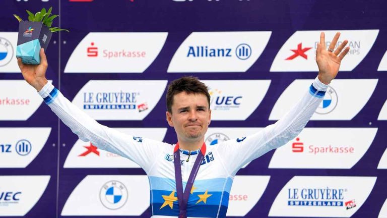 Gold medalist England's Thomas Pidcock celebrates his victory in the men's cross-country cycling mountain bike race at the European Championships. (Pavel Golovkin/AP)