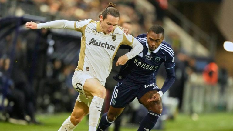 Lens' Florian Thauvin, left, dribbles from Paris' Otavio Ataide Da Silva during the French League One soccer match between Paris FC and Lens in Paris, Saturday, Feb. 14, 2026. (Michel Euler/AP)