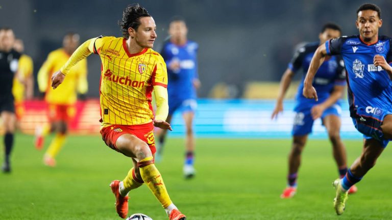 Lens' Florian Thauvin, left, in action during the French League One soccer match between Lens and Auxerre in Lens, France, Saturday, Jan. 17, 2026. (Jean-Francois Badias/AP)