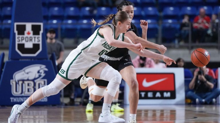 University of Saskatchewan Huskies' Ella Murphy Wiebe, front left, and Carleton Ravens' Nathalie Francis vie for the ball during first half action at the U Sports women's national basketball championship final, in Vancouver, on Sunday, March 16, 2025. (Darryl Dyck/THE CANADIAN PRESS)