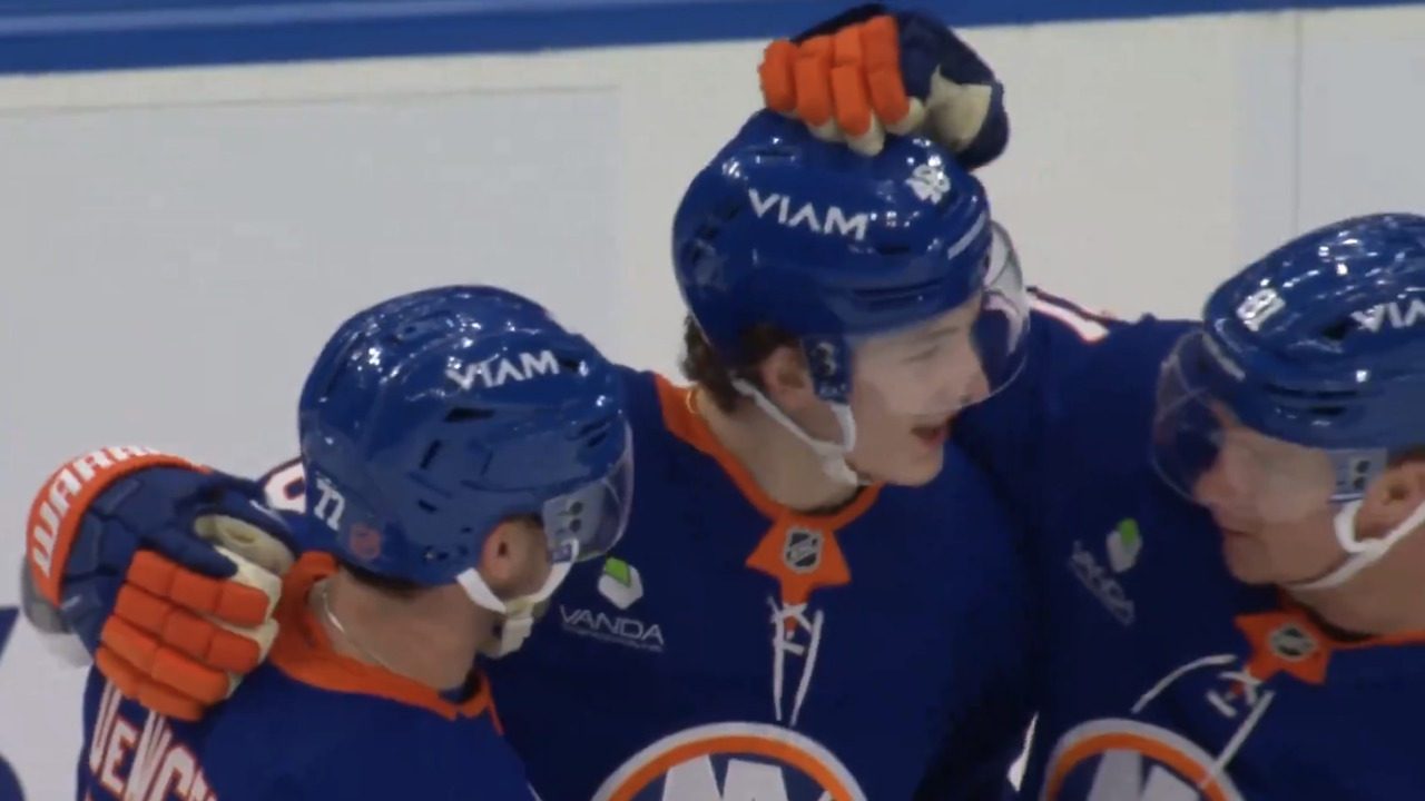 Islanders’ Schaefer ties NHL record for most goals by rookie defenceman