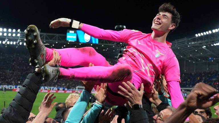 Lazio's goalkeeper Edoardo Motta is lifted by teammates after the Italian Cup soccer match between Atalanta and Lazio, Wednesday, April 22, 2026, in Bergamo, Italy. (AP/Spada)