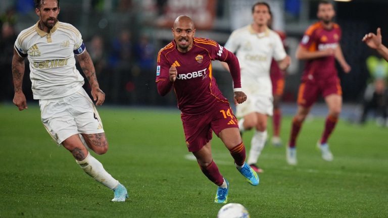 Pisa's Antonio Caracciolo, left, and Roma's Donyell Malen run for the ball during a Seria A match between Roma and Pisa n Rome, Italy, Friday, April 10, 2026. (AP/Alessandra Tarantino)