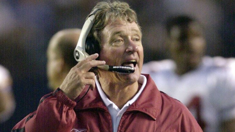 Arizona Cardinals coach Dave McGinnis shouts instructions during a preseason NFL football game against the San Diego Chargers, Aug. 10, 2002, in San Diego. (Lenny Ignelzi/AP)