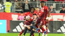 Goalkeeper Gavran scores late, earns Toronto FC draw against Philadelphia Union