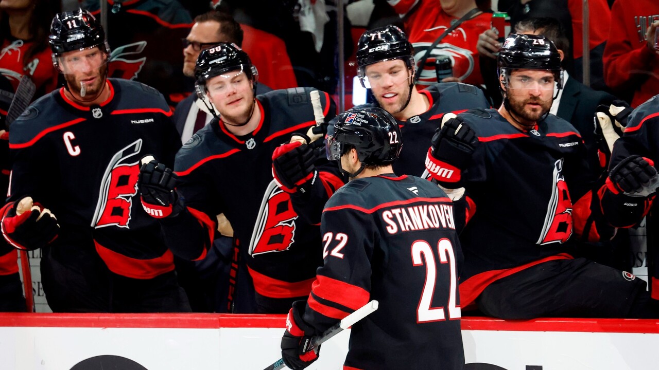 Stankoven och Robinson på under två minuter – Hurricanes drog ifrån mot Canadiens