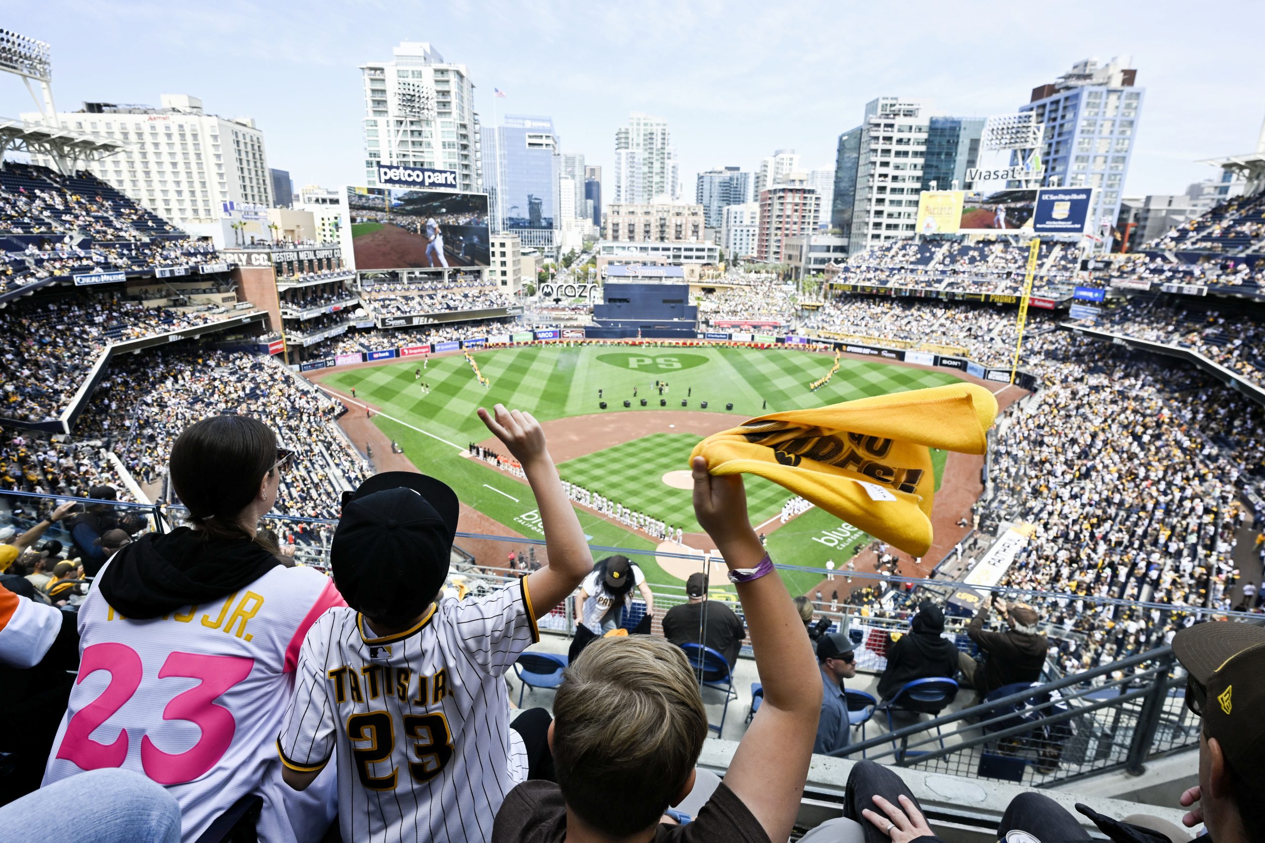 Padres announce agreement to sell team to investor group