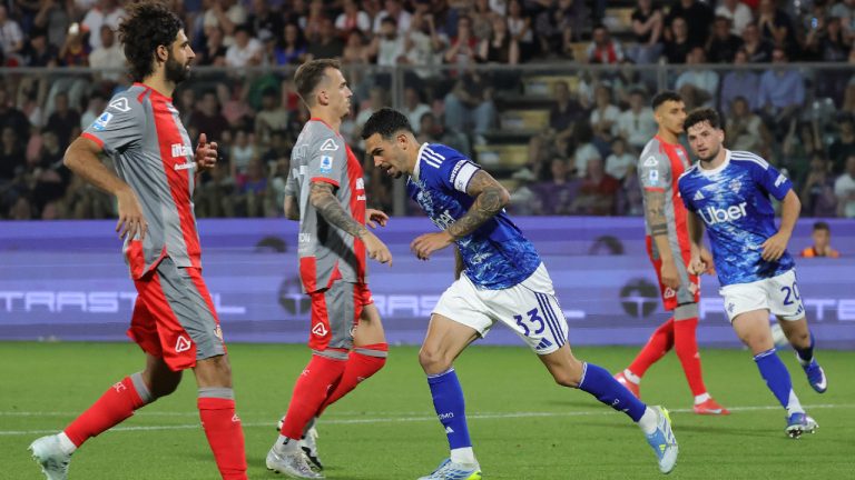 Como's Lucas Da Cunha, center, reacts after scoring a goal during the Serie A soccer match between Cremonese and Como in Cremona, Italy, Sunday, May 24, 2026. (Alberto Mariani/LaPresse via AP)