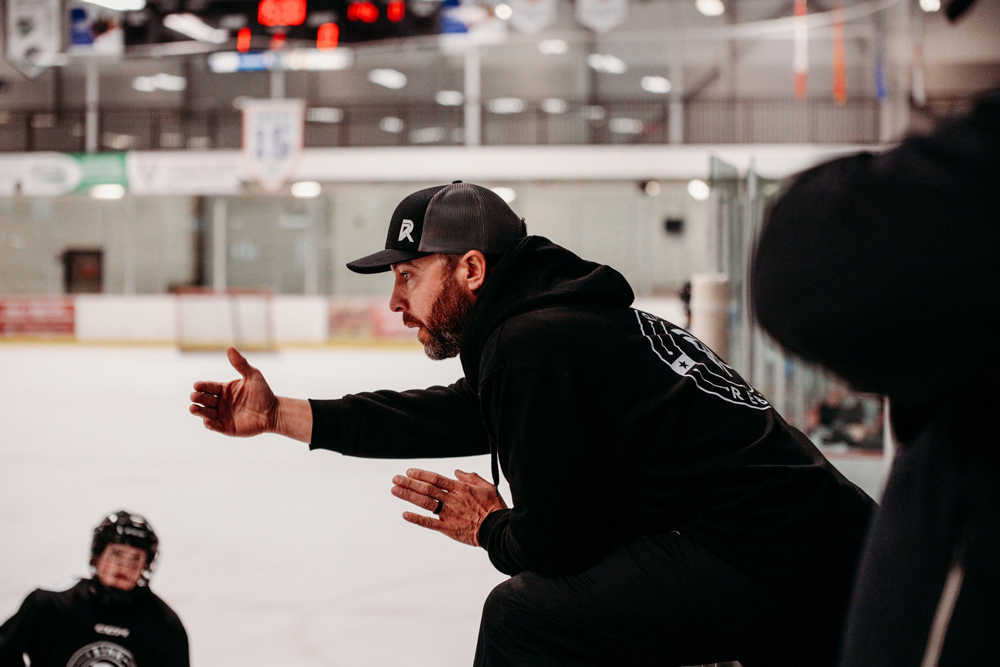 Doug Grandy treina jogadores em um evento do Rink Rebels. (Foto cortesia de Doug Grandy)