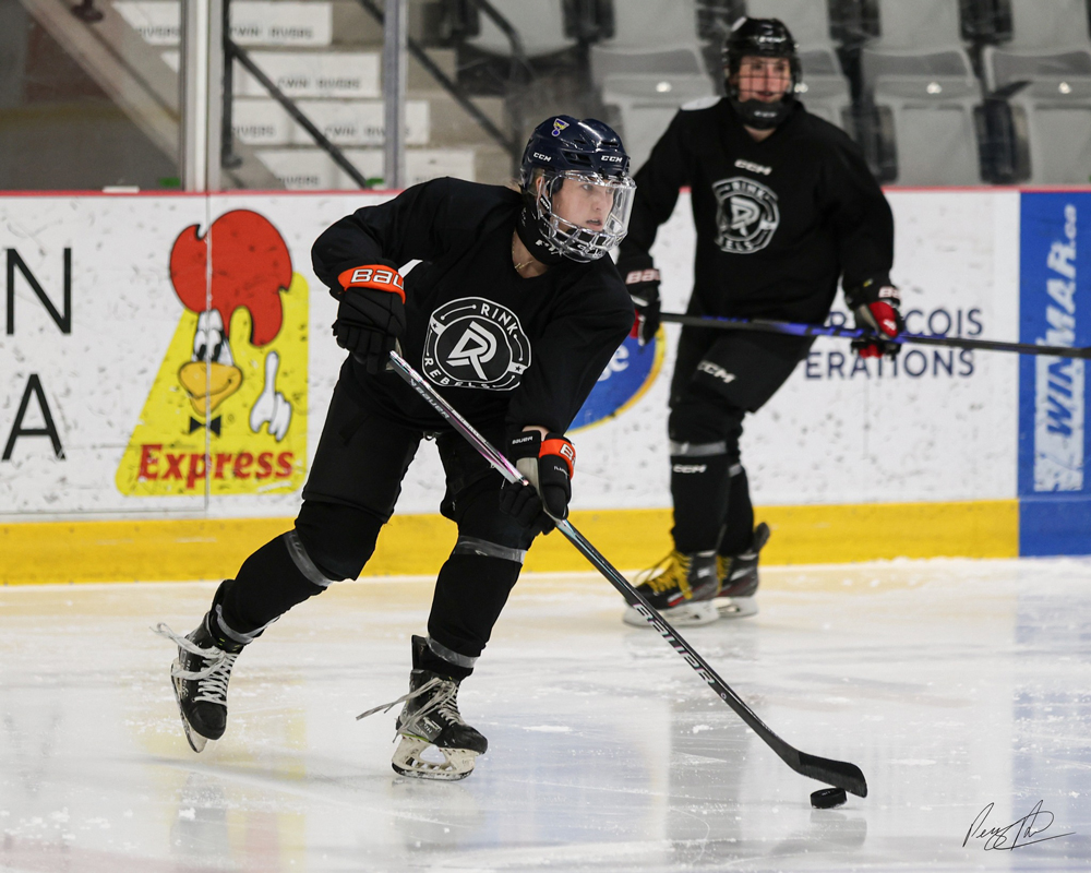 Jogadores no gelo durante um evento Rink Rebels. (Foto de Percy Picard Fotografia)