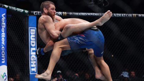 Jim-Miller-locks-in-a-guillotine-choke-during-a-UFC-lightweight-fight