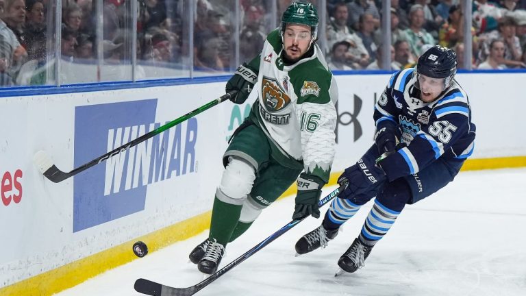 Everett Silvertips' Rylan Gould (16) and Chicoutimi Sagueneens' Peteris Bulans (55) vie for the puck during the third period of a Memorial Cup hockey game, in Kelowna, B.C., on Saturday, May 23, 2026. THE CANADIAN PRESS/Darryl Dyck