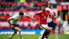 Premier League Roundup: Fernandes ties assist record as Man United win