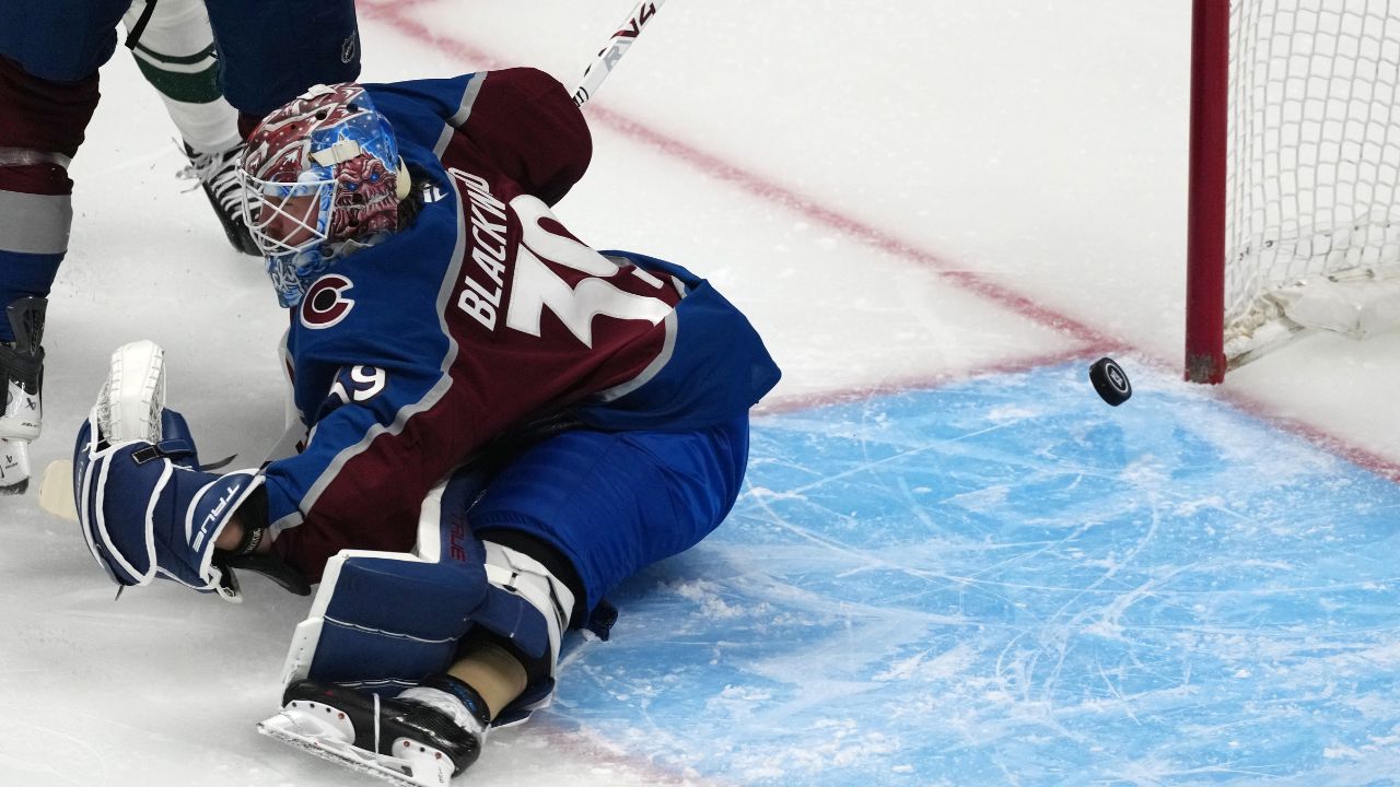 Avalanche make goaltending change after rough first period vs. Wild