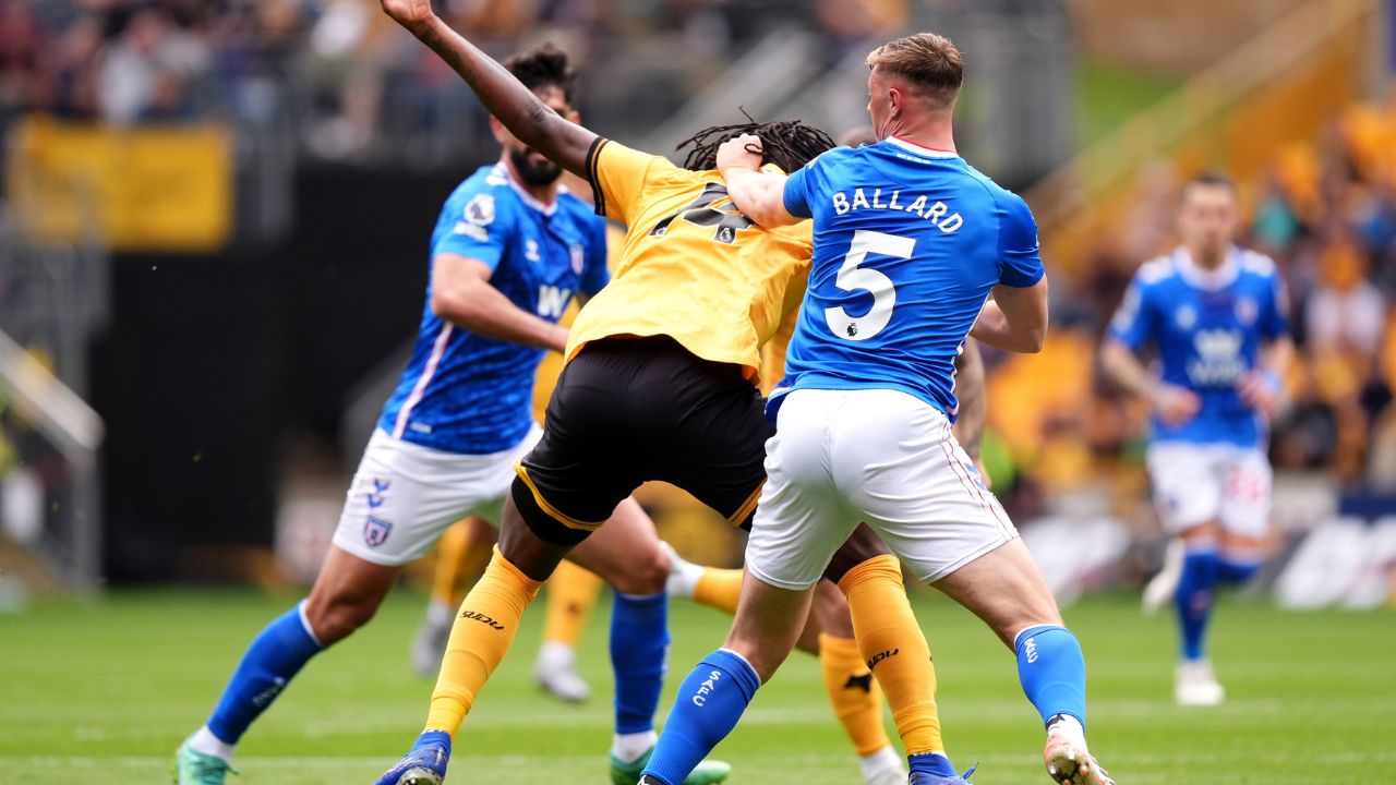Hair-pulling trend in Premier League continues as Sunderland’s Dan Ballard sent off