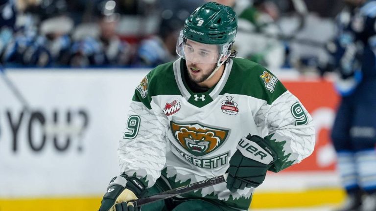 Everett Silvertips' Landon DuPont (9) skates during the second period of a Memorial Cup hockey game against the Chicoutimi Sagueneens, in Kelowna, B.C., on Saturday, May 23, 2026. (Darryl Dyck/CP)