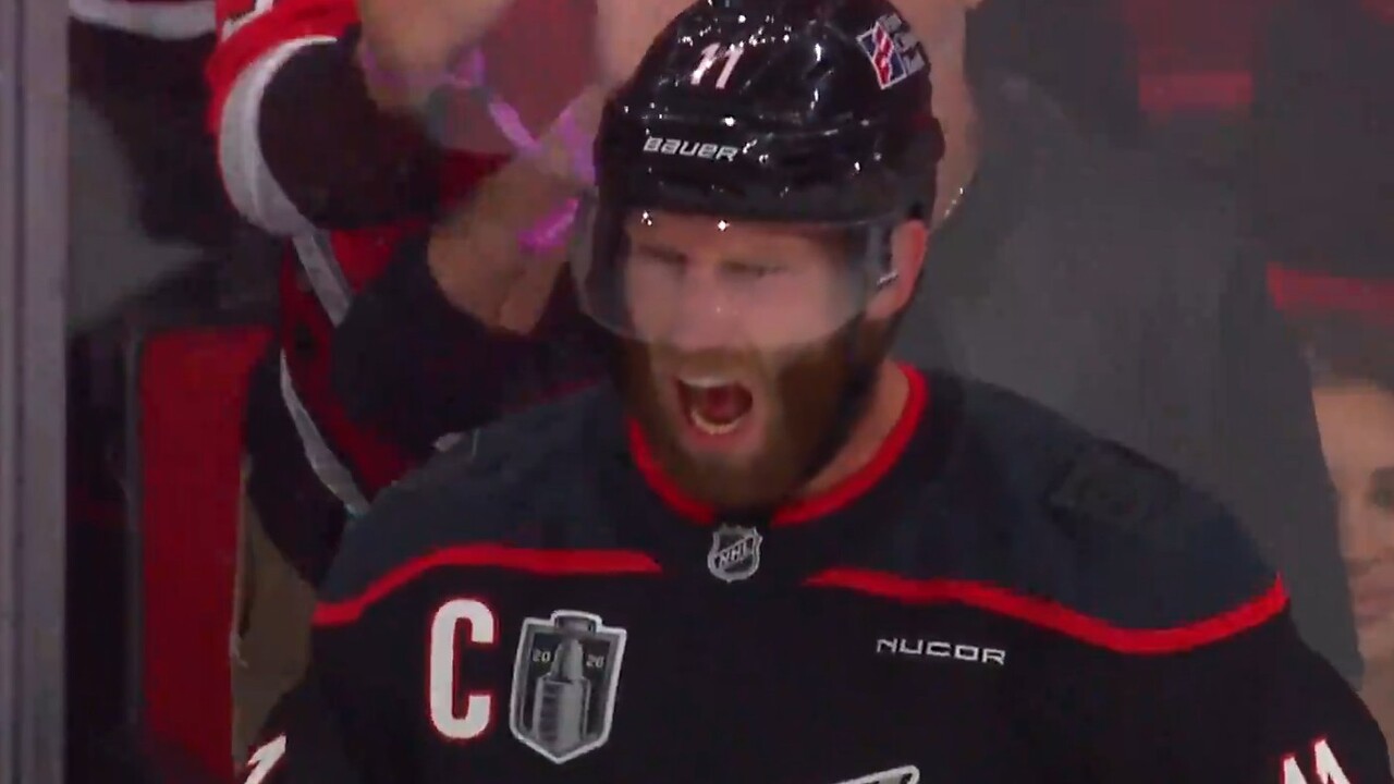 Jordan Staal kvitterade för Carolina i Stanley Cup-finalens öppningsmatch
