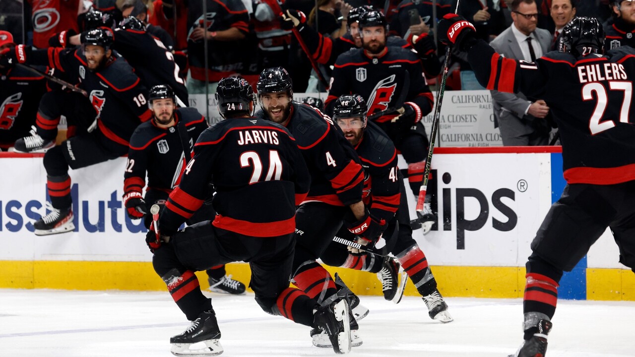 Hurricanes vände matchen och vann i förlängning mot Golden Knights