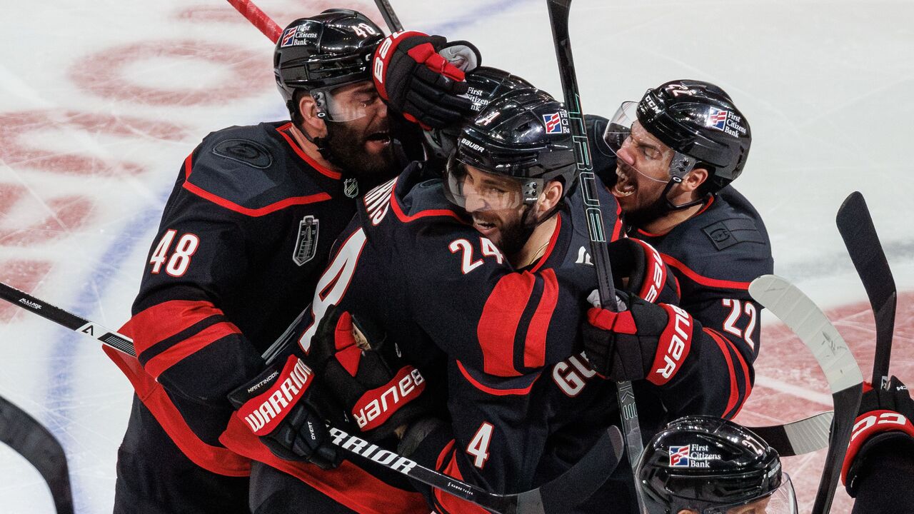 Hurricanes vände och vann match 2 i förlängning mot Golden Knights