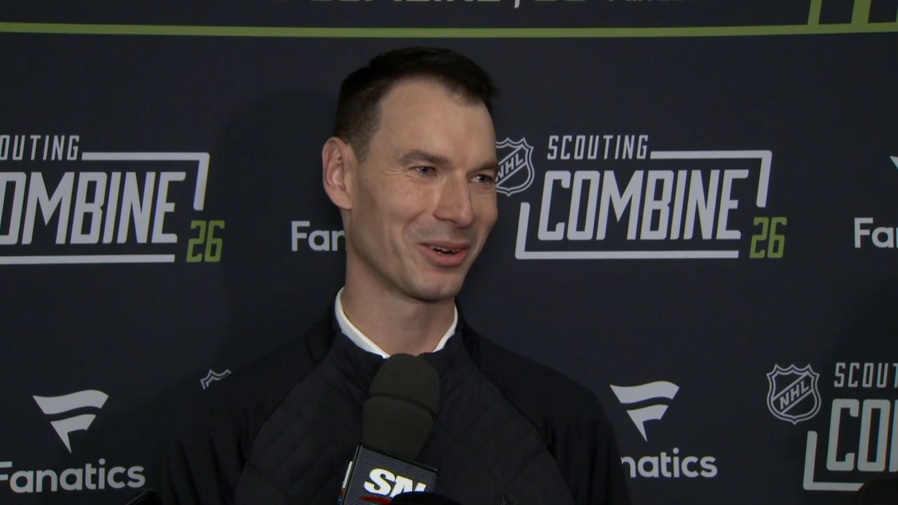 Maple Leafs GM John Chayka mötte media vid NHL Scouting Combine