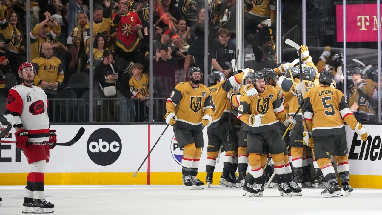 Vegas höll undan efter Carolinas historiska comeback – vann i dubbel sudden
