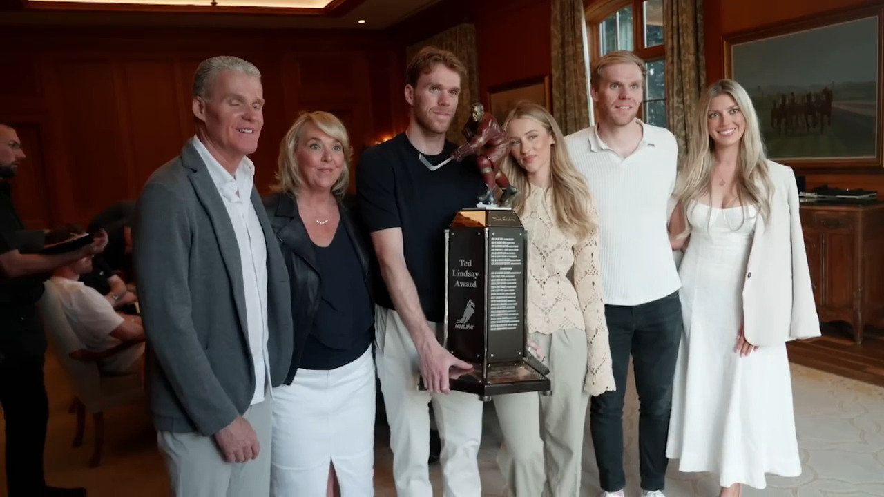 McDavid överraskades med Ted Lindsay Award – mitt under golfrundan