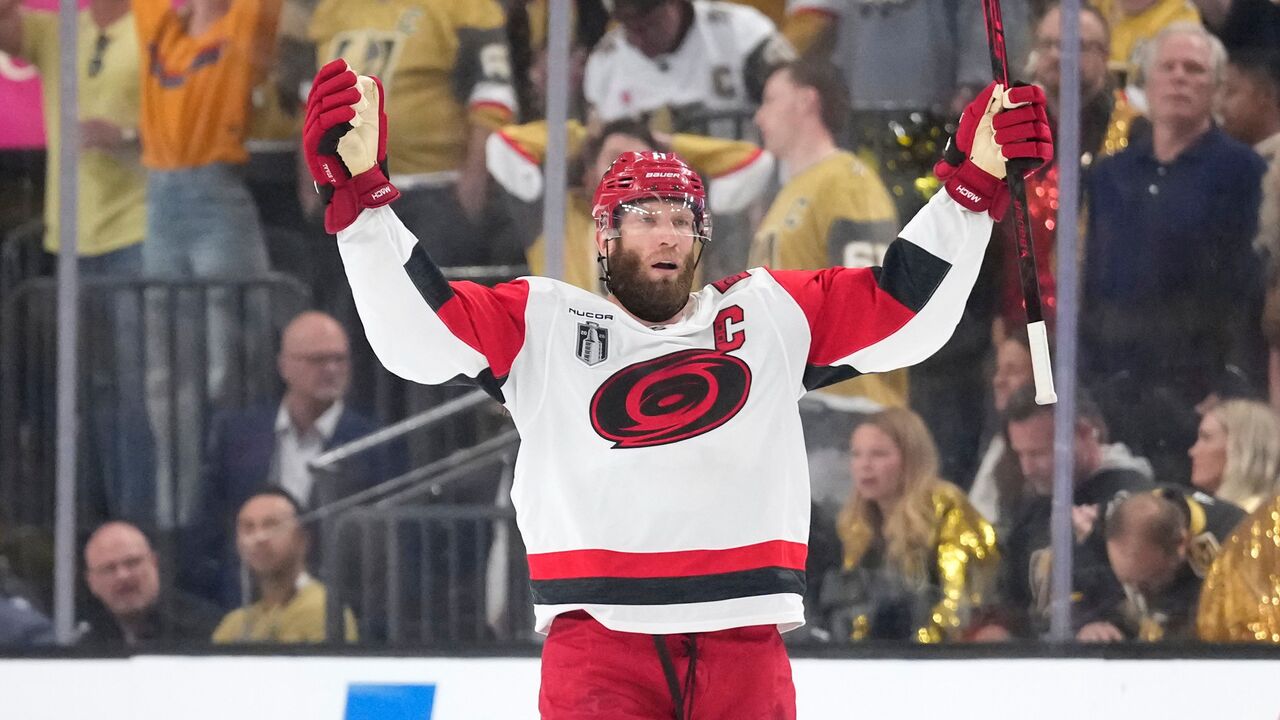 Staal och Bussi ledde Hurricanes till seger i match 4 av Stanley Cup-finalen