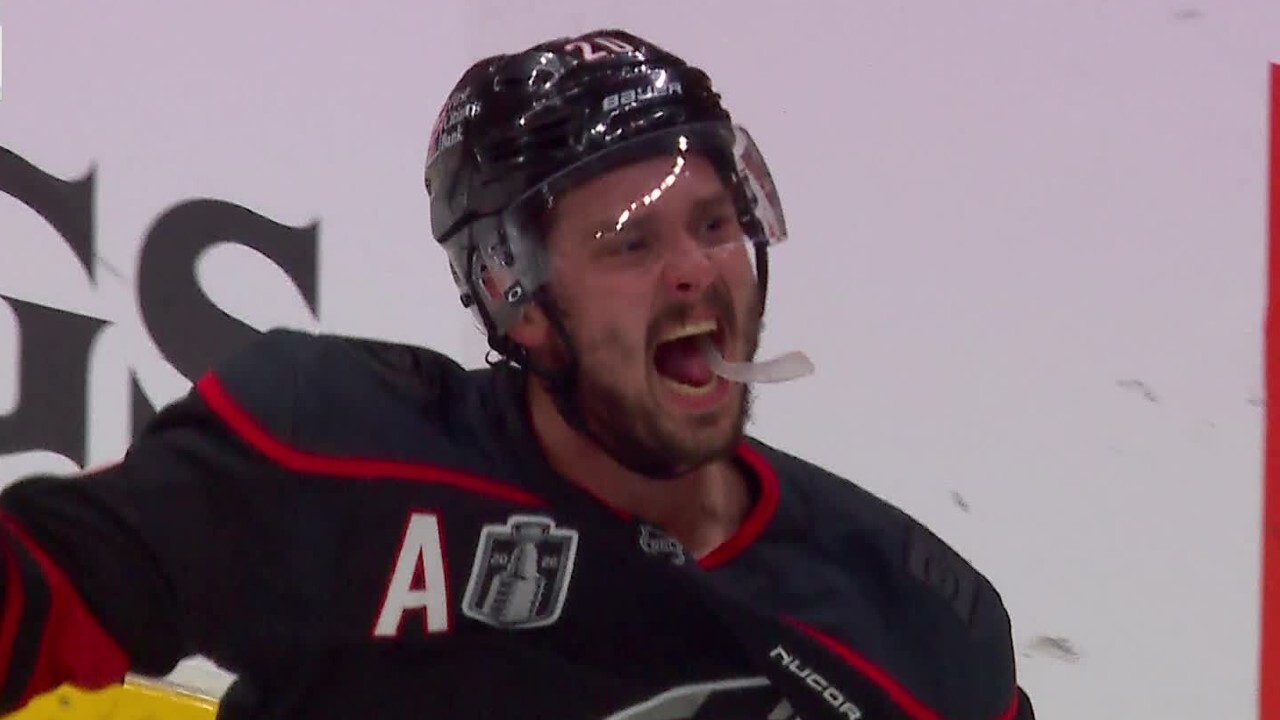 Aho fångar puck med skridskorna och prickar in mål i Stanley Cup-finalen