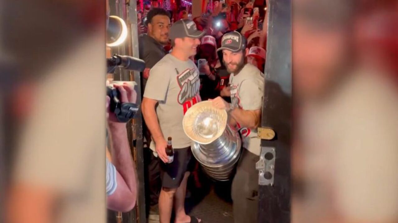 Stanley Cup-bucklan tar stryk när Carolina Hurricanes firar