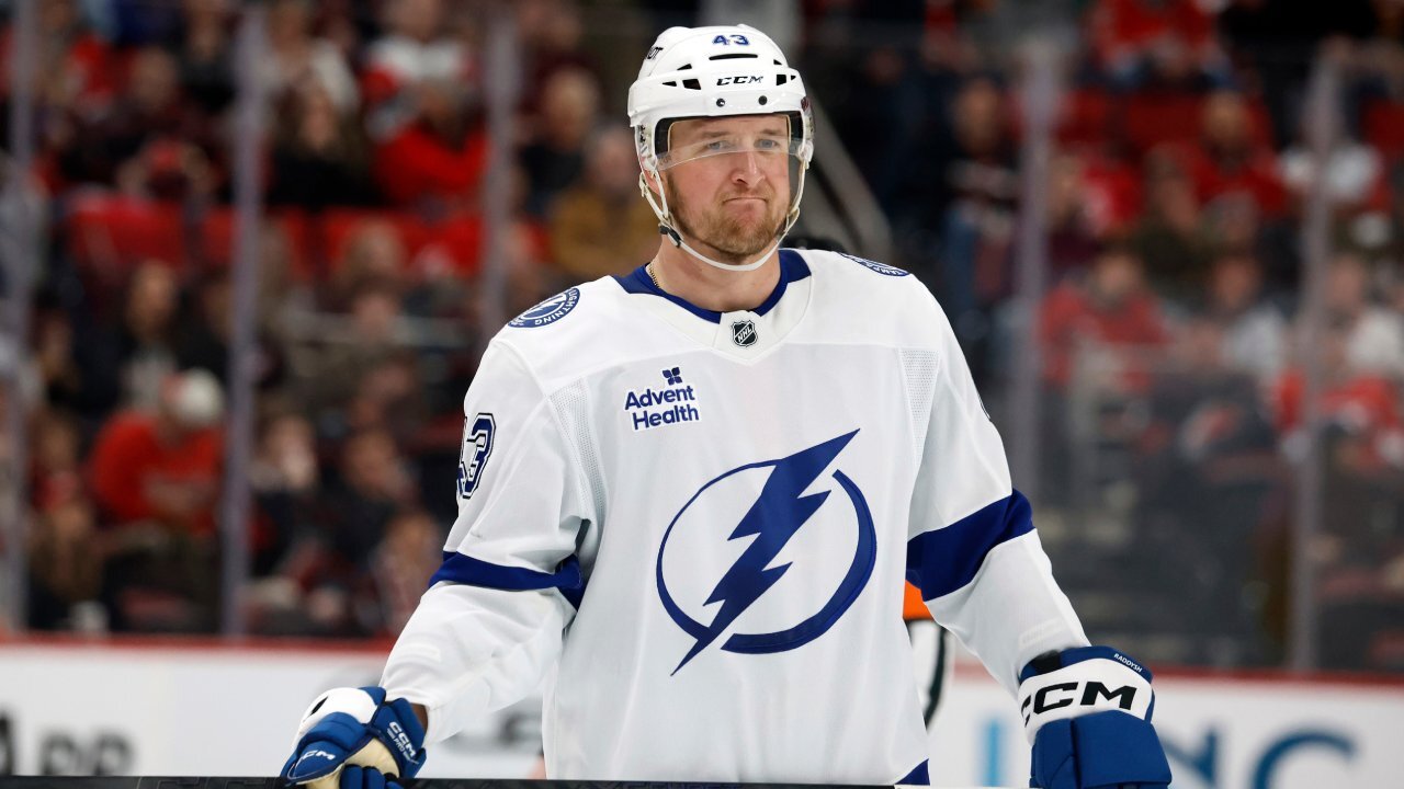 Maple Leafs värvar Darren Raddysh från Tampa i sign-and-trade