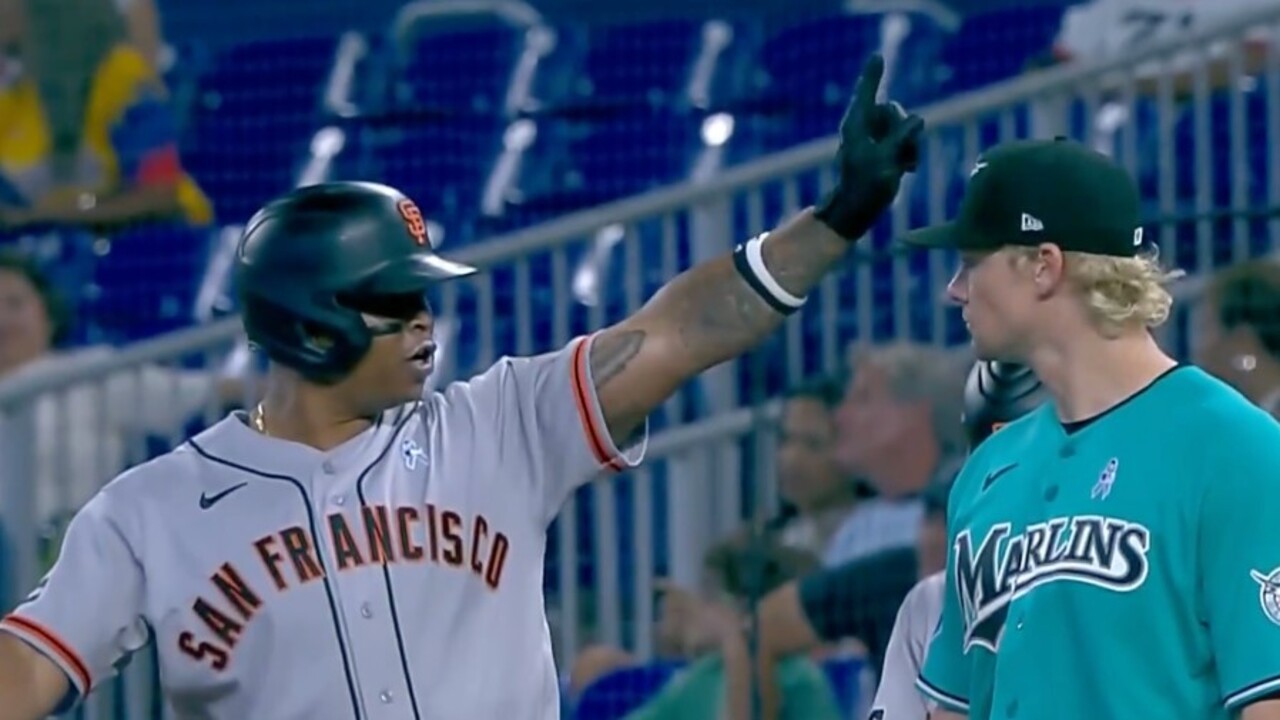 Giants Devers Gets Into A Standoff With Pinch Runner After Waving Him Off