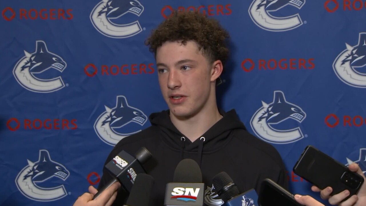 Caleb Malhotra om att spela under pappa Manny i Canucks: ”På rinken är han coach”