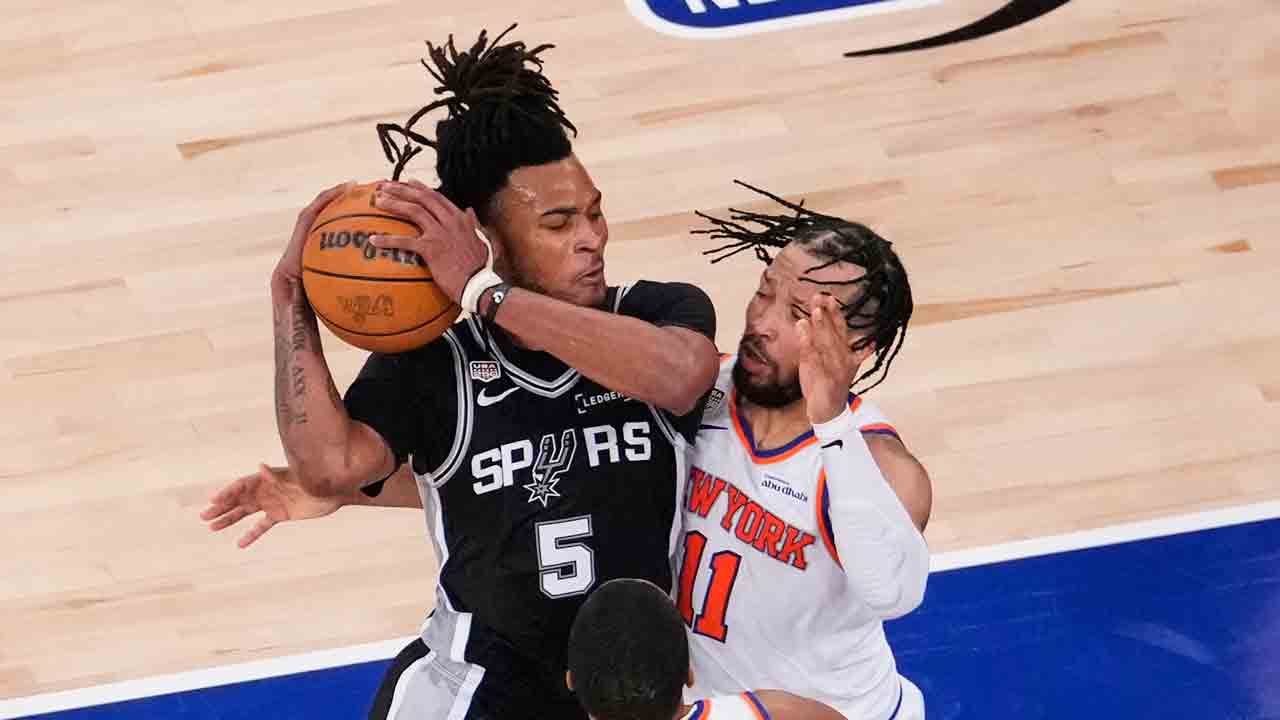 Spurs hold off Knicks late, cut series deficit to 2-1 with Game 3 win Spurs hold off Knicks late, cut series deficit to 2-1 with Game 3 win