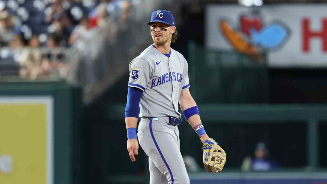 Royals’ Bobby Witt Jr. exits with right knee discomfort Royals’ Bobby Witt Jr. exits with right knee discomfort