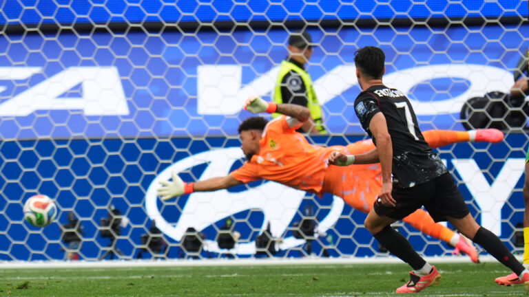 Canada's Stephen Eustaquio (7) scores the match-winning goal against South Africa in the round of 32 at the FIFA World Cup. (Manu Fernandez/AP)