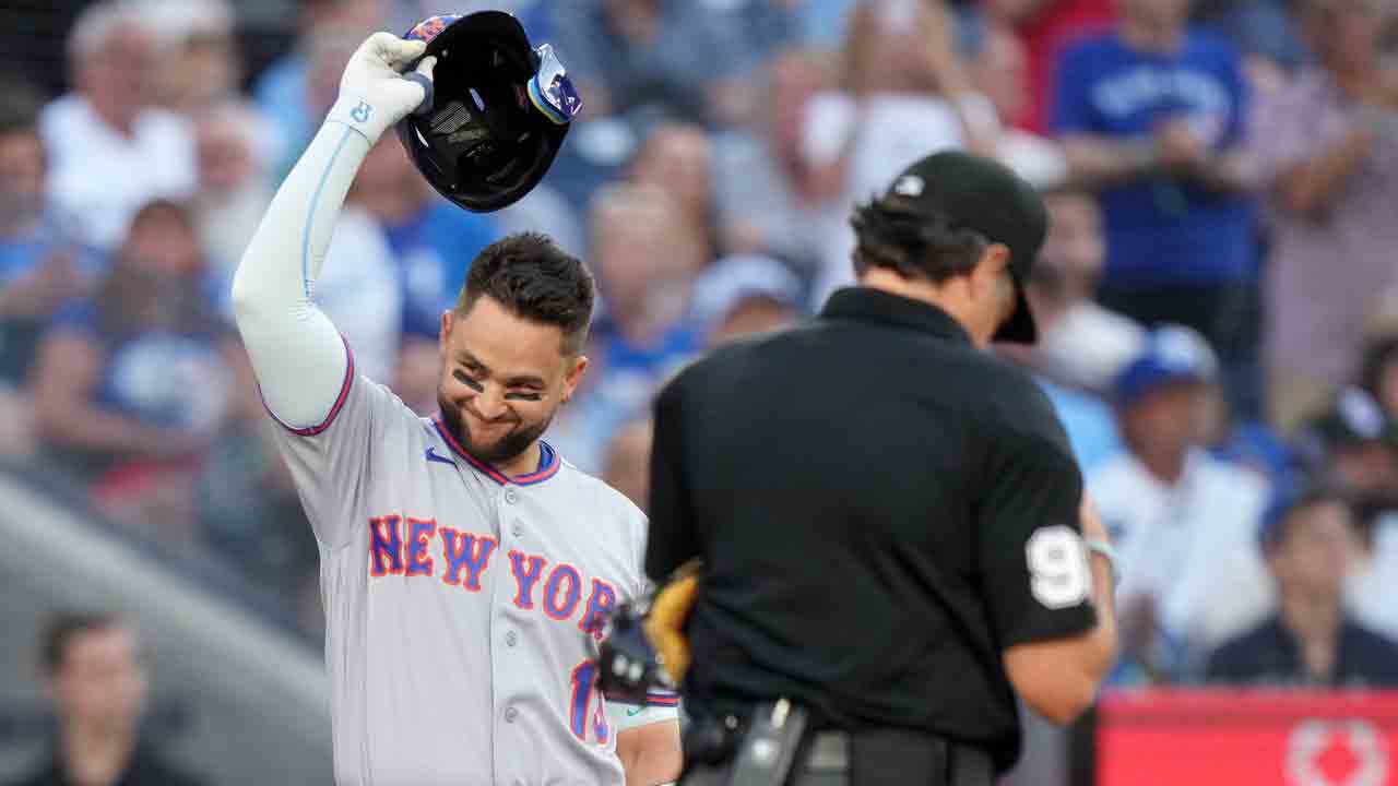 New York Mets third baseman Bo Bichette (19) acknowledges the crowd as he steps up for his first at-bat during first inning American League MLB baseball action against the Toronto Blue Jays, in Toronto, Monday, June 29, 2026.(Nathan Denette/CP)