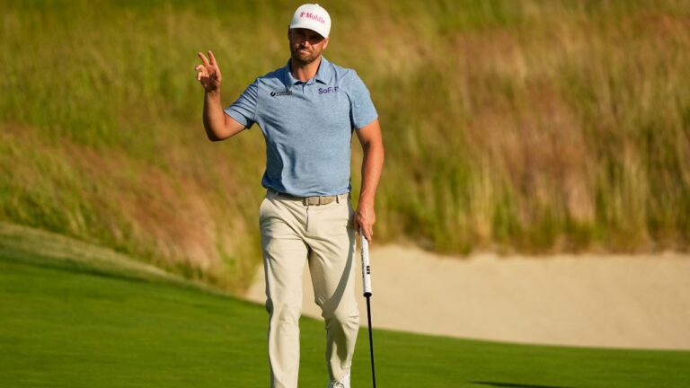 Wyndham Clark waves after his putt on the 18th hole during the first round of the U.S. Open golf tournament at Shinnecock Hills Golf Club in Southampton, N.Y., Thursday, June 18, 2026.(AP Photo/Gerald Herbert)