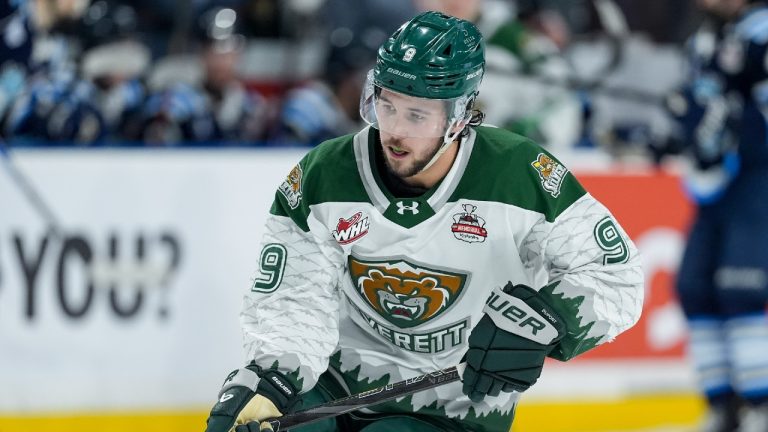 Everett Silvertips' Landon DuPont (9) skates during the second period of a Memorial Cup hockey game against the Chicoutimi Sagueneens, in Kelowna, B.C., on Saturday, May 23, 2026. (Darryl Dyck/CP)