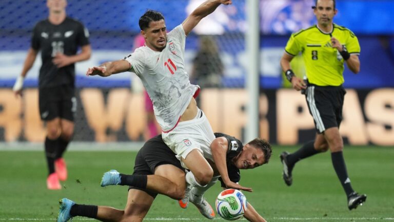 Iran's Ali Alipour (11) battles for the ball with New Zealand's Ryan Thomas (23) during the World Cup Group G soccer match between Iran and New Zealand in Inglewood, Calif., near Los Angeles, Monday, June 15, 2026. (AP Photo/Andre Penner)