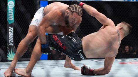 Justin-Gaethje,-right,-fights-Rafael-Fiziev-during-a-UFC-313-mixed-martial-arts-lightweight-bout-in-Las-Vegas-in-2025