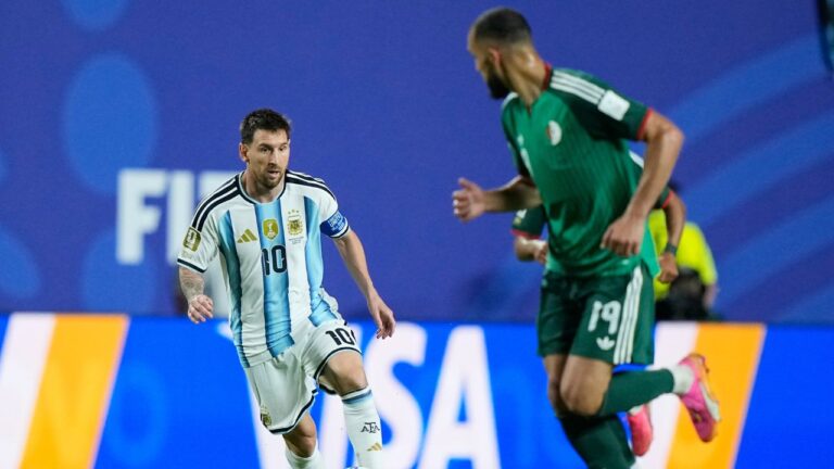 Argentina's Lionel Messi runs with then ball during the World Cup Group J soccer match between Argentina and Algeria in Kansas City, Mo., Tuesday, June 16, 2026. (AP Photo/Charlie Riedel)